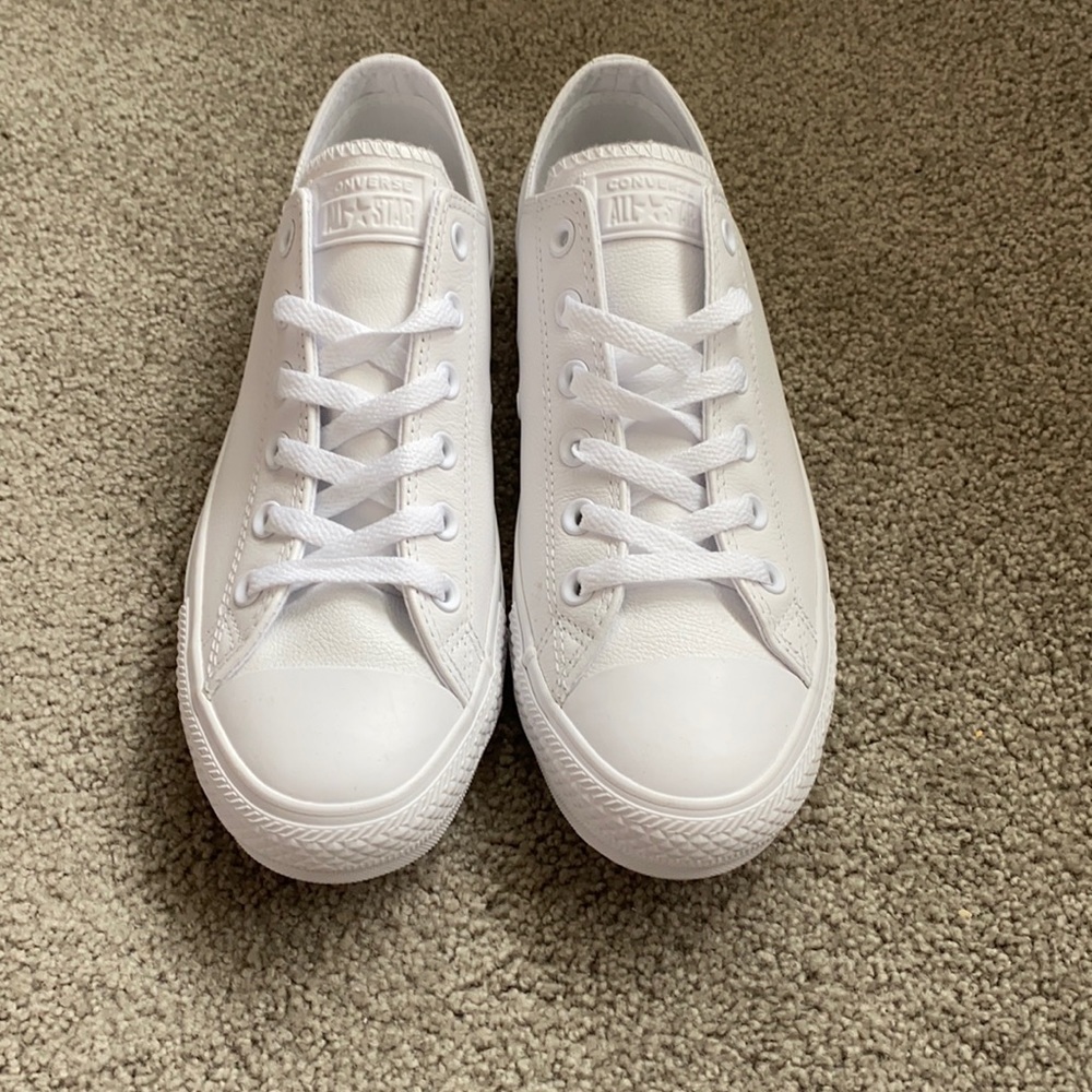 Unisex Converse leather shoes size 9.5 in women and 7.5 in men’s. Never worn.